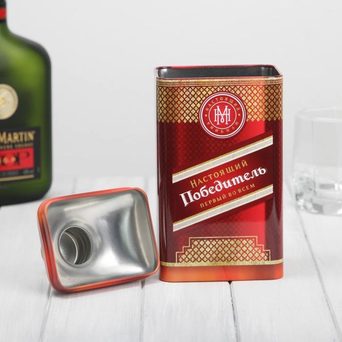 Коробка жестяная в форме бутылки под крепкий алкоголь «Победитель» Коробка жестяная в форме бутылки под крепкий алкоголь «Победитель»