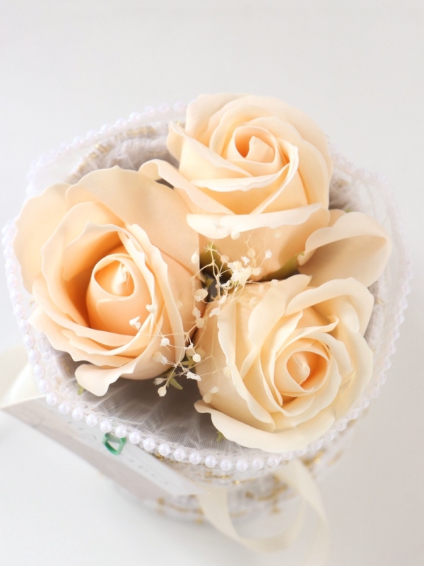 Букет из мыльных лепестков "Три розы с открыткой в коробке" кремовый 10,6х10,6х17 см