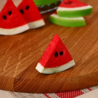 Муляж "Долька арбуза" 5х5 см (фасовка 20 шт) Муляж "Долька арбуза" 5х5 см (фасовка 20 шт)