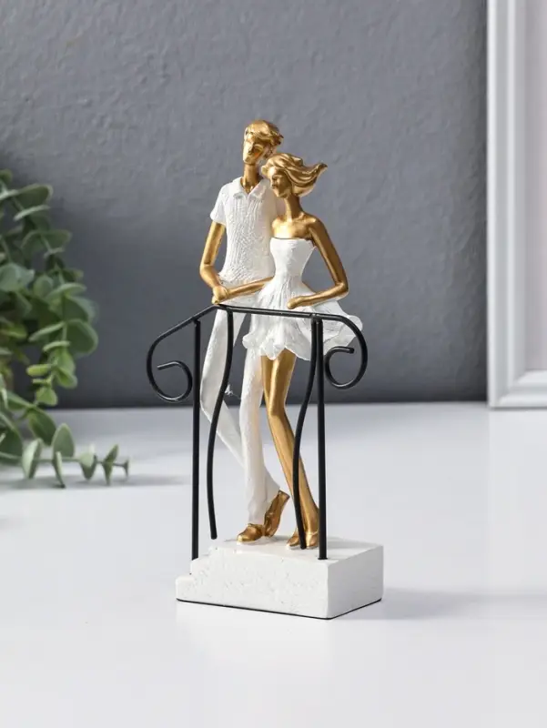 Сувенир полистоун "Парочка стоит на лестнице с перилами" бело-золотой 4,4х12,5х21 см