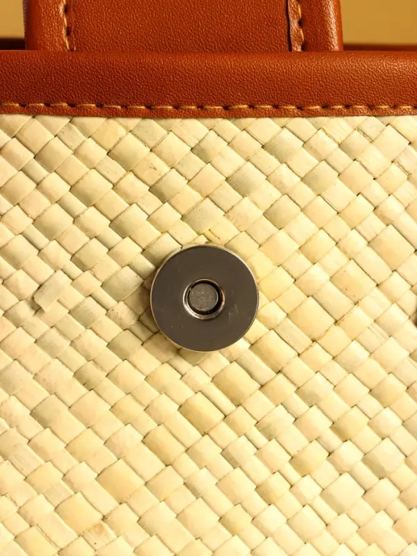 Сумка плетёная на застёжке из пандана 30х10х35 см, бежево-коричневый