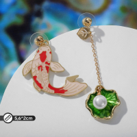 Серьги эмаль &laquo;Ночь&raquo; рыбка с ракушкой, цвет красно-зелёный в золоте