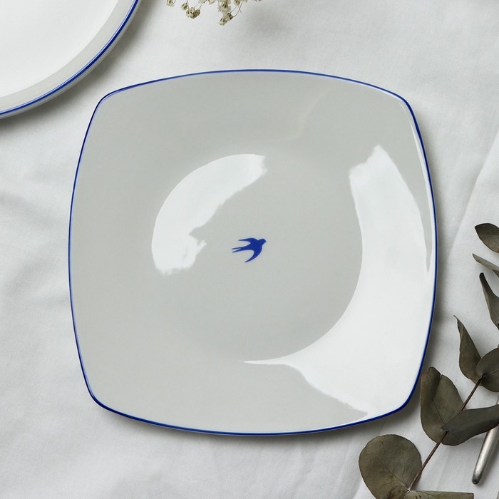 Тарелка плоская керамическая &laquo;Ласточка&raquo;, 18 х 18 см, цвет белый