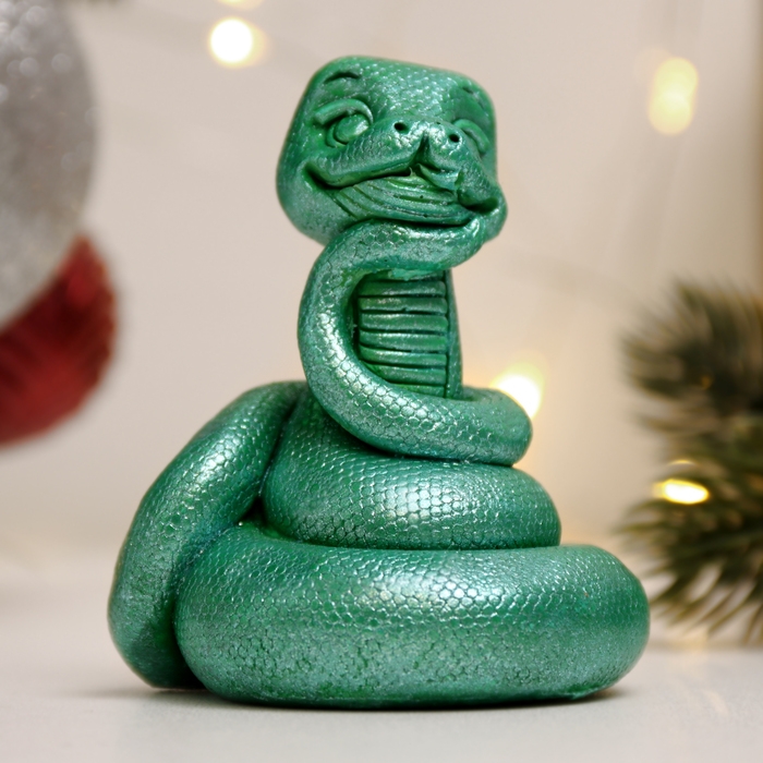 Новый год. Символ 2025. Фигура "Змейка мечтает" изумрудный, 6х6см