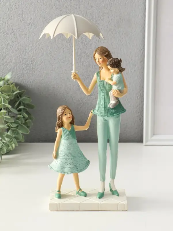 Сувенир полистоун "Мама с детьми в вязанных нарядах, под зонтом" 7,5х12,5х24 см