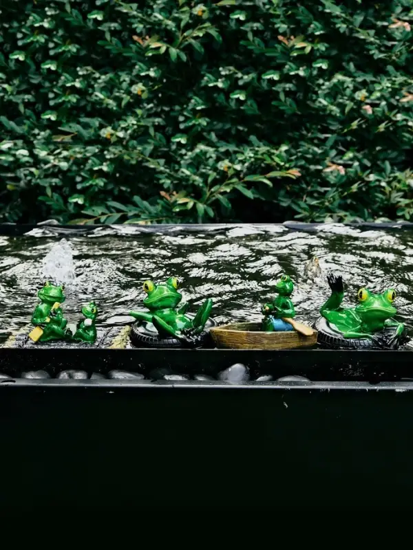 Садовая фигура 14 х 13 х 9,5 см "Лягушка в лодке" Водоплавающая