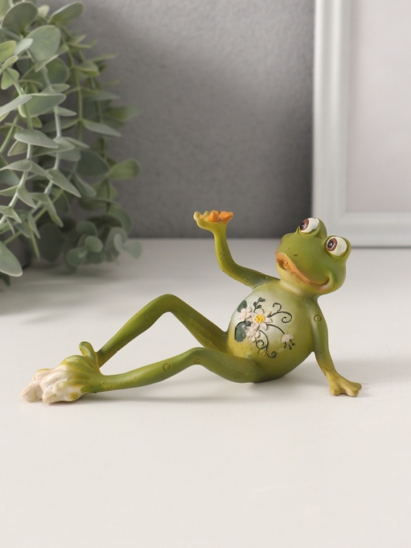 Сувенир полистоун "Лягушонок - смотри, что у меня есть" 15,5х6х7 см