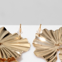 Серьги металл &laquo;Атмосфера&raquo; сжатые цветы, цвет золото