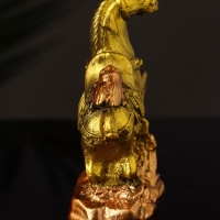 Статуэтка "Конь с мухой" 8х6х3 см, цвет золото