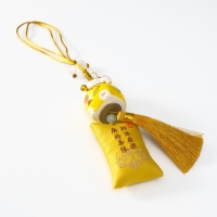 Подвеска керамика "Манэки-нэко с мешком удачи" жёлтый 3,8х4х25 см