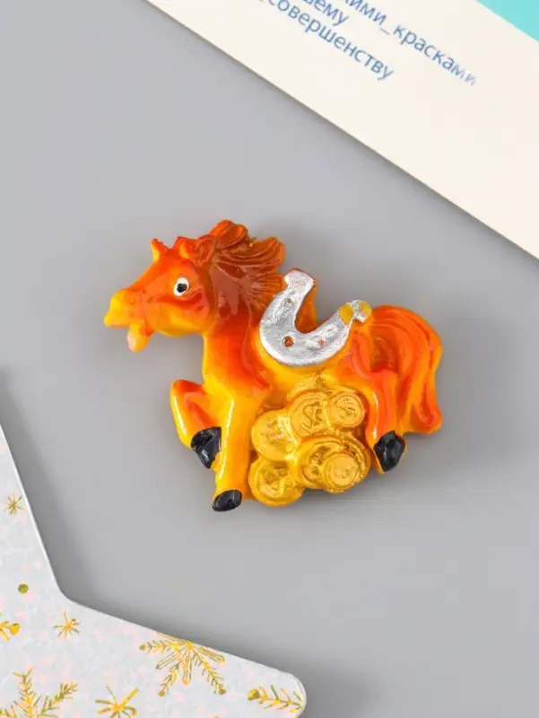 Магнит полистоун "Коняшка с монетами и подковой" МИКС 3,5х4 см