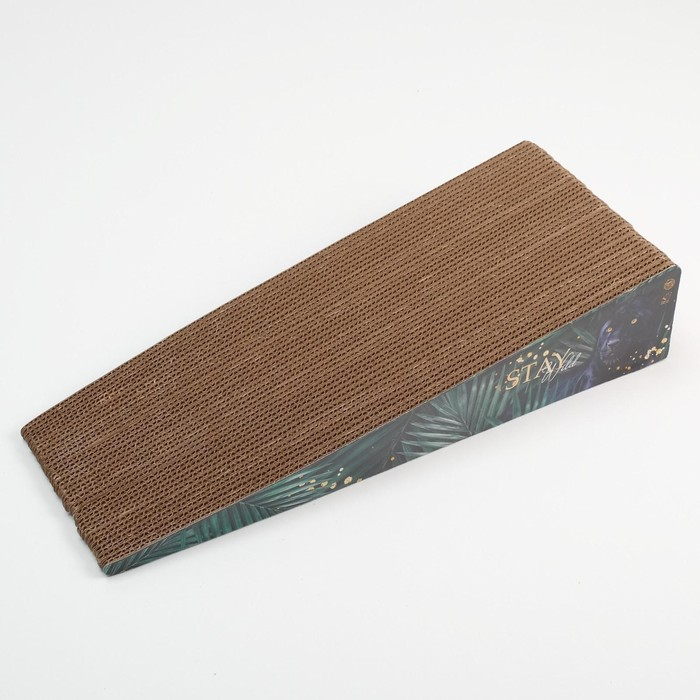 Когтеточка из картона с кошачьей мятой Stay wild, треугольная, 45 × 18 × 9 см Когтеточка из картона с кошачьей мятой Stay wild, треугольная, 45 × 18 × 9 см