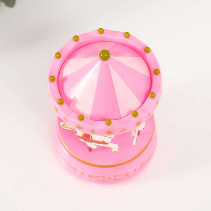 Сувенир музыкальный механический "Карусель 4 лошадки" розовая 9,6х9,6х15,5 см