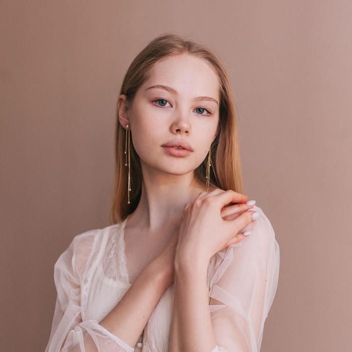 Серьги висячие со стразами &laquo;Селебрити&raquo; нити с бусинами, цвет белый в золоте, 12,5 см