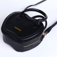 Сумка женская кросс-боди на молнии, цвет чёрный Сумка женская кросс-боди на молнии, цвет чёрный