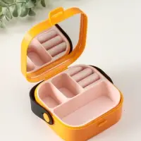 Шкатулка пластик для украшений с зеркалом, с ручкой 3 ячейки, 3 полосы, оранж 9х9х3,8 см