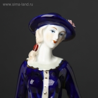 Фигура керамика &laquo;Девушка в пальто на прогулке&raquo;, 29&times;8&times;7.5 см