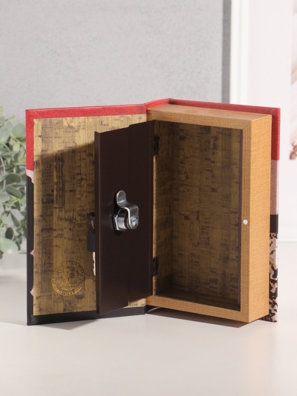 Сейф-книга дерево кожзам "Михаил Булгаков. Мастер и Маргарита" 21х13х5 см