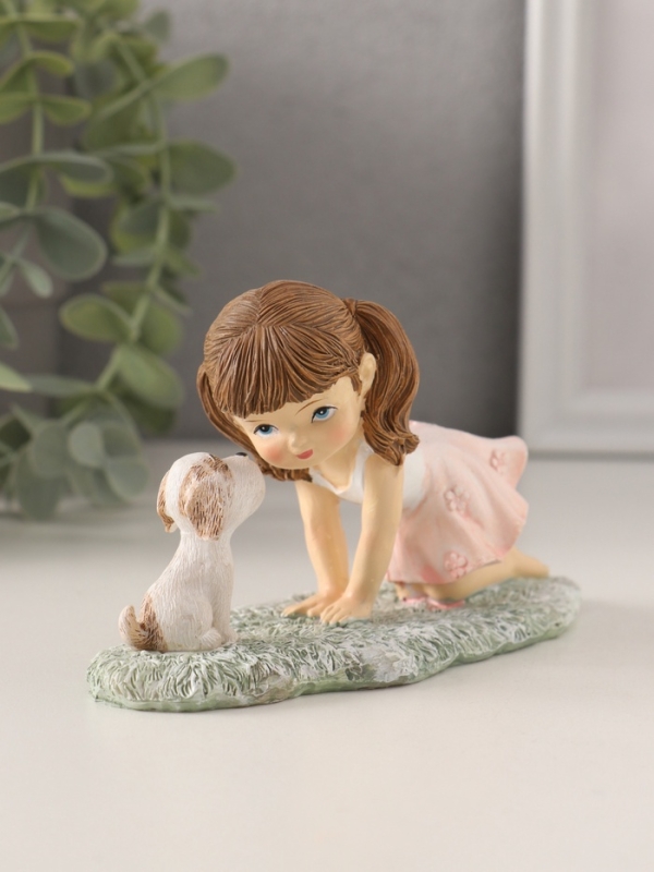 Сувенир полистоун "Малышка играет с щеночком на лужайке" розовый 12х5х7,5 см