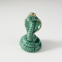 Сувенир керамика "Зелёная кобра в короне" с золотом 4х4,5х7,5 см