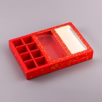 Коробка для 8 конфет и плитки шоколада, с обечайкой с окном, "Новогодний узор" 17,7 х 17,85 х 3,6 см. Коробка для 8 конфет и плитки шоколада, с обечайкой с окном, "Новогодний узор" 17,7 х 17,85 х 3,6 см.