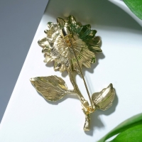 Брошь &laquo;Цветок подсолнуха&raquo; на стебле, цветная в золоте