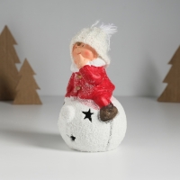 Сувенир керамика свет "Малыш-ангел в красном, на новогоднем шарике" 12,8х8,5х17 см Сувенир керамика свет "Малыш-ангел в красном, на новогоднем шарике" 12,8х8,5х17 см