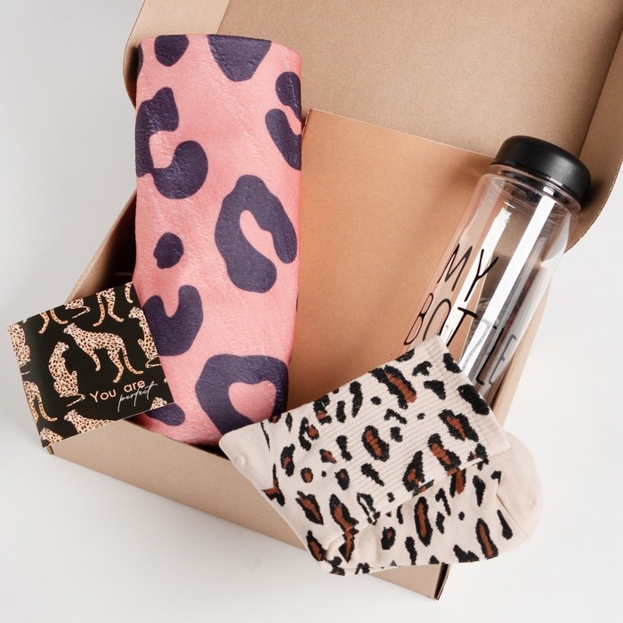 Набор подарочный Набор подарочный "A little bit wild" плед, носки, бутылка, блокнот