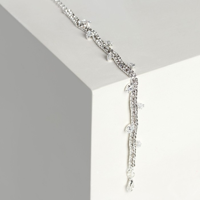 Браслет со стразами &laquo;Амелия&raquo; лепестки на толстой нити, цвет белый в серебре, 23 см