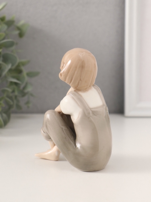 Сувенир керамика "Мальчик в комбинезоне сидит скрестив ноги" 4x8x10 см