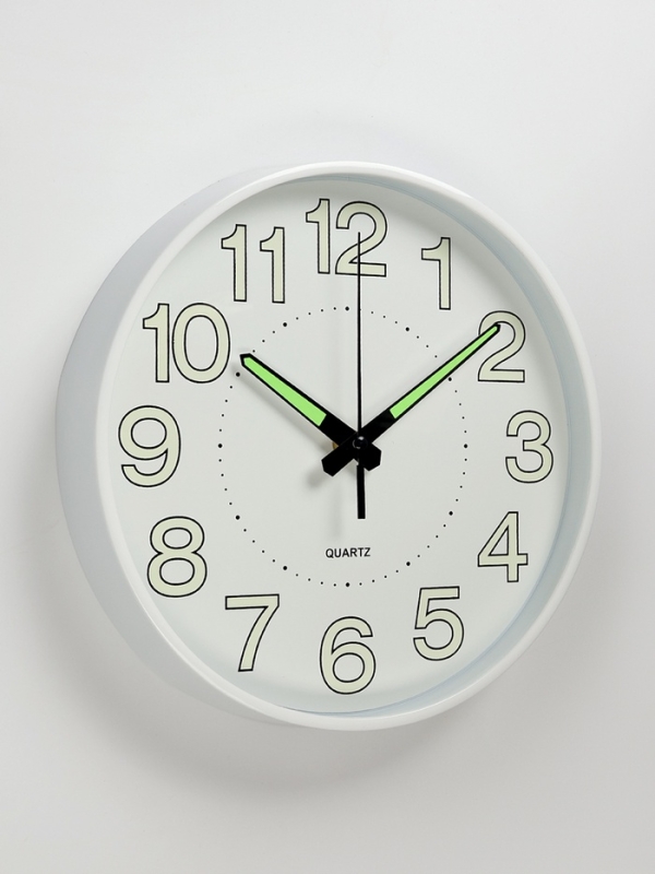 Часы настенные интерьерные &laquo;Классика&raquo;, плавный ход, светящиеся, d-25 см