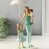 Сувенир полистоун "Мама с детьми в вязанных нарядах, под зонтом" 7,5х12,5х24 см