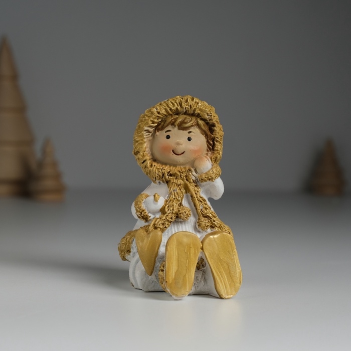 Сувенир полистоун "Малышка в белой шубке, с сердечком" сидит 5х5,5х8 см