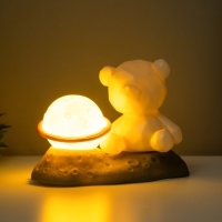 Светильник "Медвежонок у сатурна" 2Вт LED LR44 5х8х13см