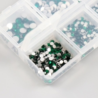 Декор для творчества стекло "Стразы. Тёмно-зелёный" d=2-4,8 мм н-р 1188 шт 6х8х1,5 см