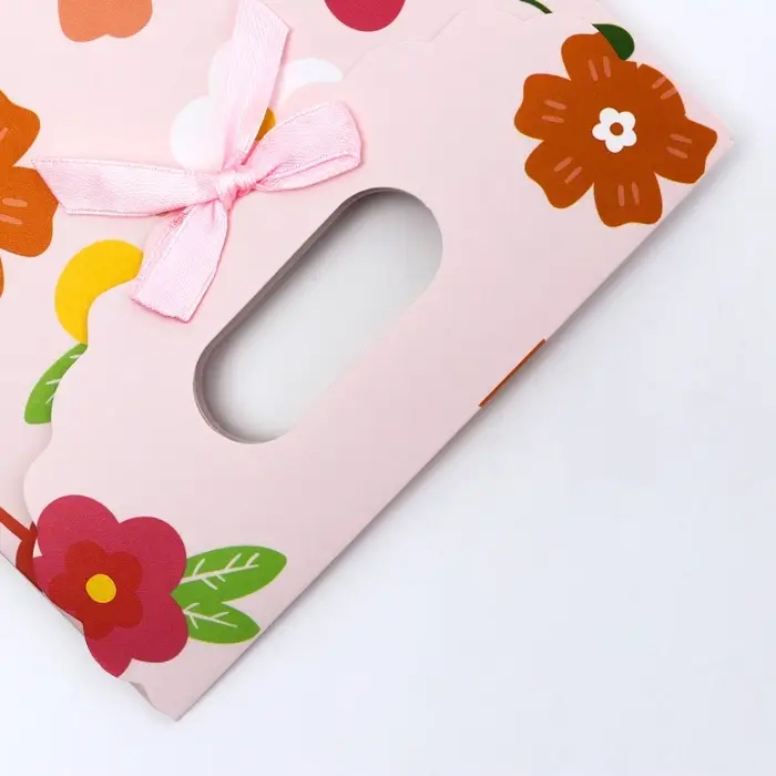 Подарочная коробка - пакет, упаковка с вырубной ручкой, &laquo;Летние цветы&raquo;, 14&times;6&times;21 см