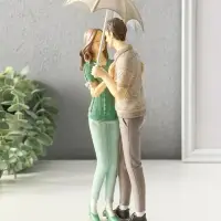 Сувенир полистоун "Влюблённые в вязанных джемперах, под зонтом" 8,5х9,5х25,5 см