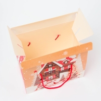 Новый год. Подарочная коробка Новогодняя Коробка-Кейс с веревочными ручками "Елочки" 20,5 х 12 х 17 см.