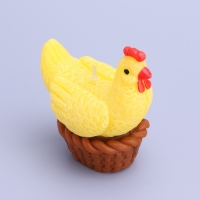 Декоративная свеча "Курочка в корзинке"