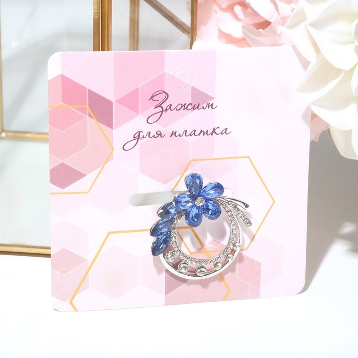 Зажим для платка &laquo;Цветок&raquo;, цвет бело-синий в сером металле