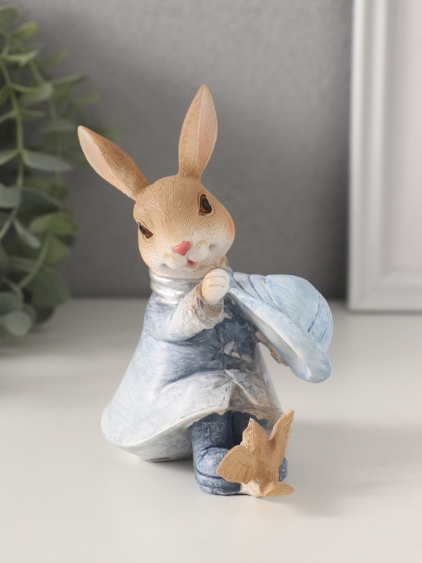 Сувенир полистоун "Зайка в шляпке и дождевике - с птичкой" синий 11х7х13 см