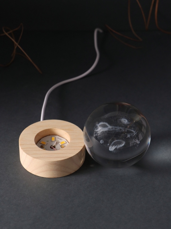 Сувенир стекло подсветка "Шар. Космос" d=6 см подставка дерево, USB