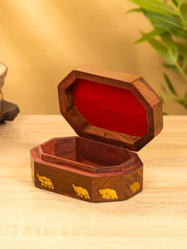 Шкатулка резная "Слоник в саду" 15х10х5 см, дерево шишам