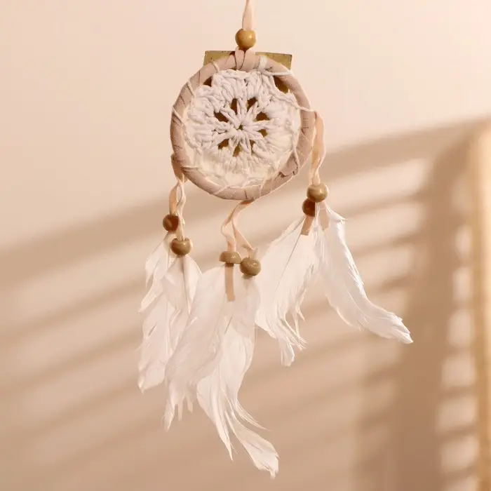 Ловец снов "Спокойствие" бежевый (белые перья) 6х0,5х20 см