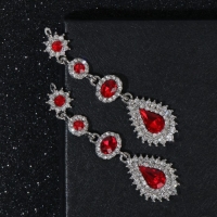 Серьги висячие со стразами &laquo;Вечерние&raquo; мадам, цвет бело-красный в серебре, 7 см