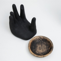 Подсвечник "Рука с подставкой" черный, 17см