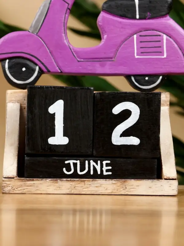 Календарь настольный &laquo;Мопед&raquo;, 14&times;5.5&times;14.5 см, дерево, фиолетовый