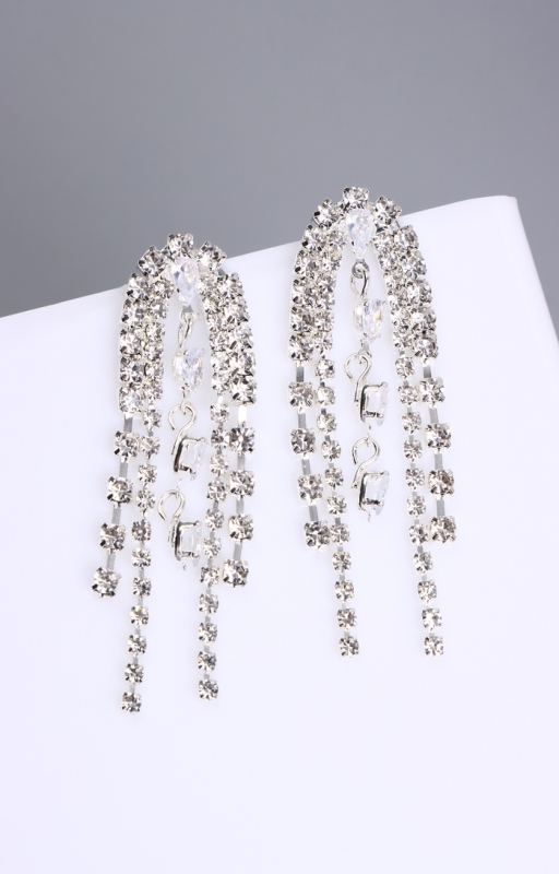 Серьги висячие со стразами &laquo;Водопад&raquo; гроздь, цвет белый в серебре