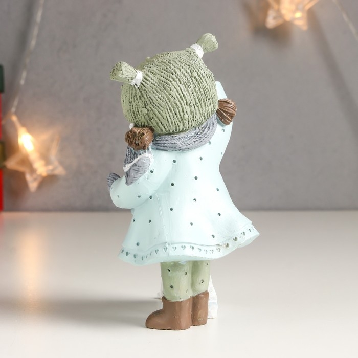 Сувенир полистоун "Малышка кормит рыбкой морского котика" 7х9х13 см