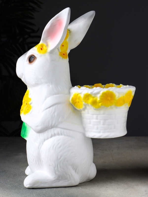 Фигура "Зайка с корзинкой кашпо" 15х25х38 см